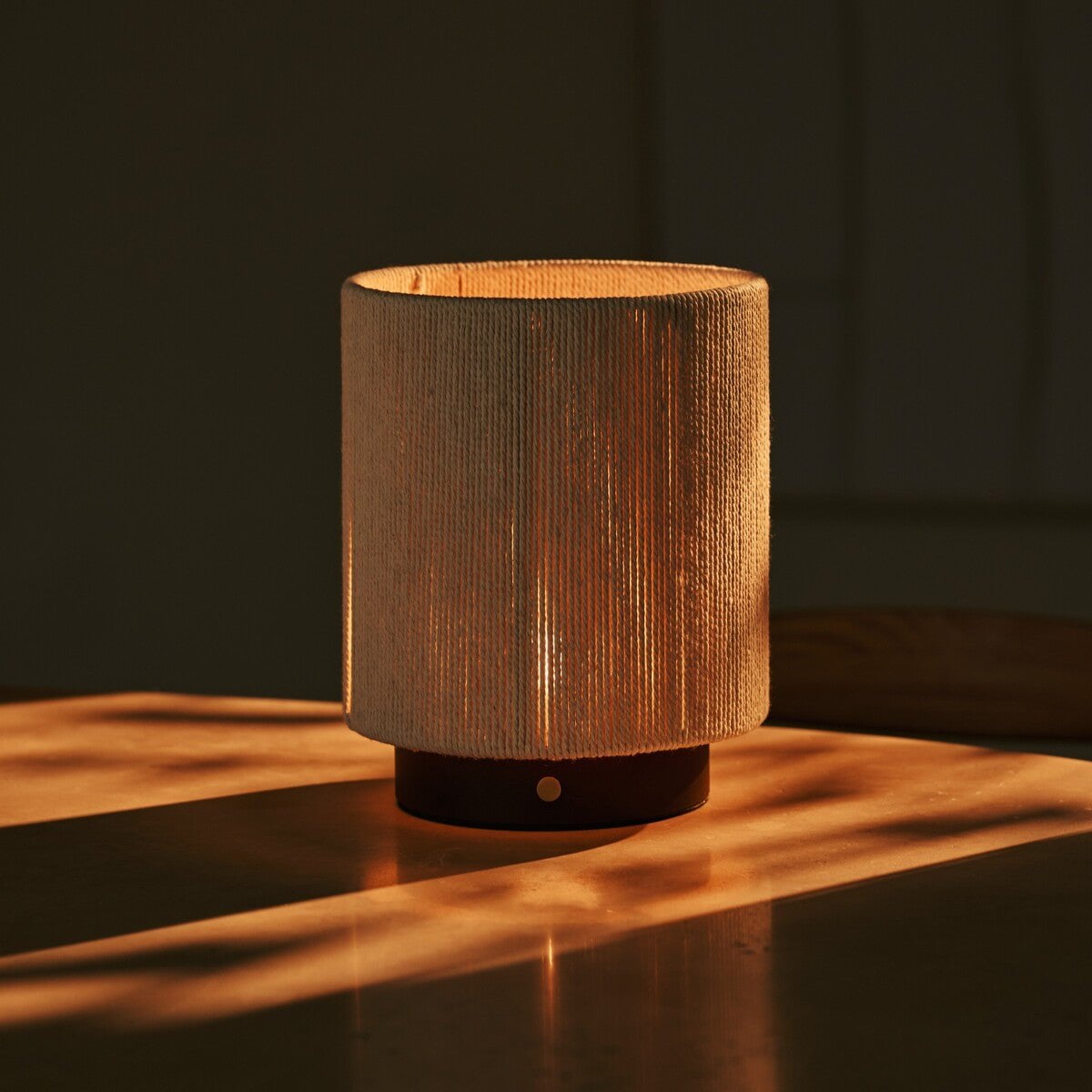 Lámpara recargable de madera marrón oscuro Ivo | Moderna, versátil y 3 modos de luz