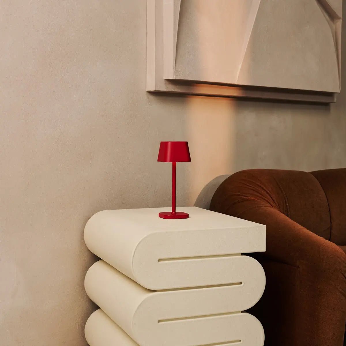 Lámpara de Mesa Recargable Ava Berry Red | Elegante, Inalámbrica y Regulable