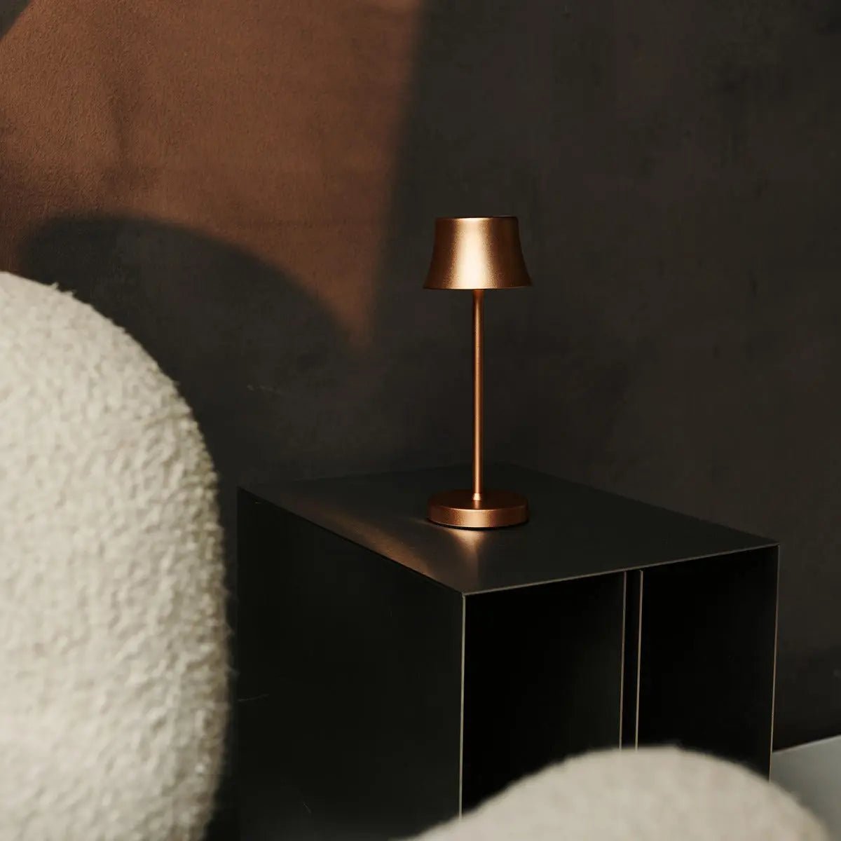Combi Set Professional | 8 x De Pijp Mini Copper Rechargeable Table Lamps & 1 x Central Station Charging Station