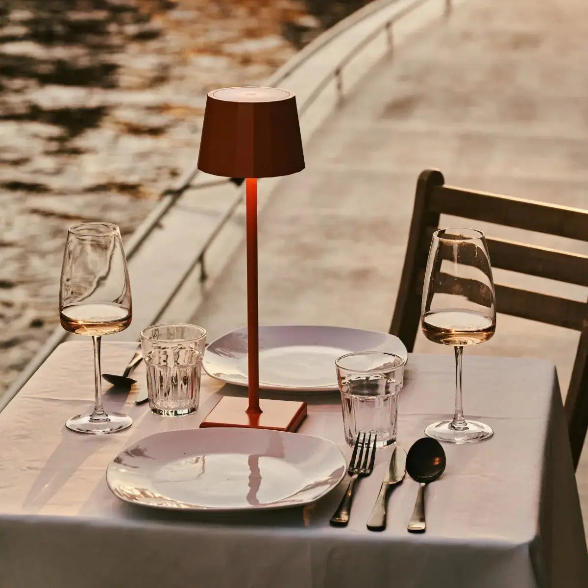 Combi Set Professional | 4 x Wouter Blossom Orange Rechargeable Table Lamps & 1 x Amstel Charging Station