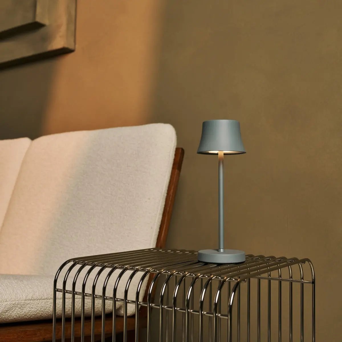 De Pijp Mini Mouse Grey Rechargeable Table Lamp | Wireless Charging & Dimmable