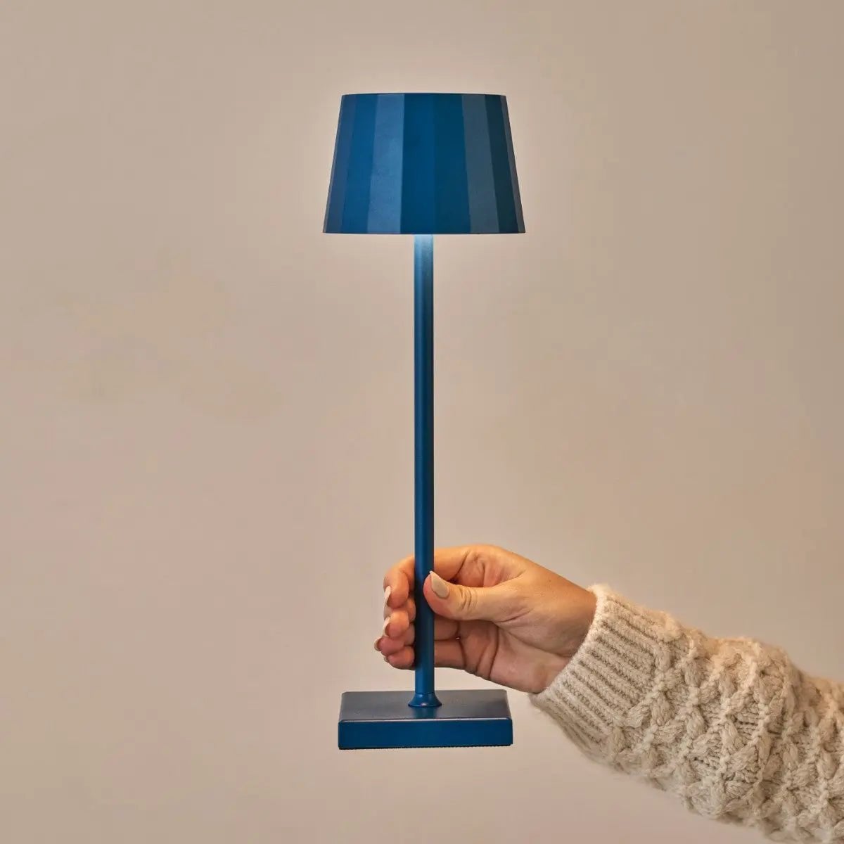 Kombi-Set Professional | 8 x wiederaufladbare Tischleuchten Wouter Delftware Blue & 1 x Ladestation Central Station