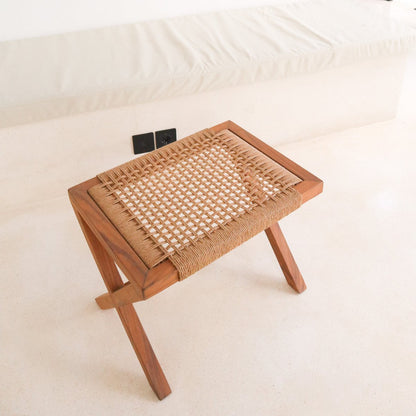 Tabouret en bois INDRA (beige) en Trembesi avec assise en papier recyclé tressé