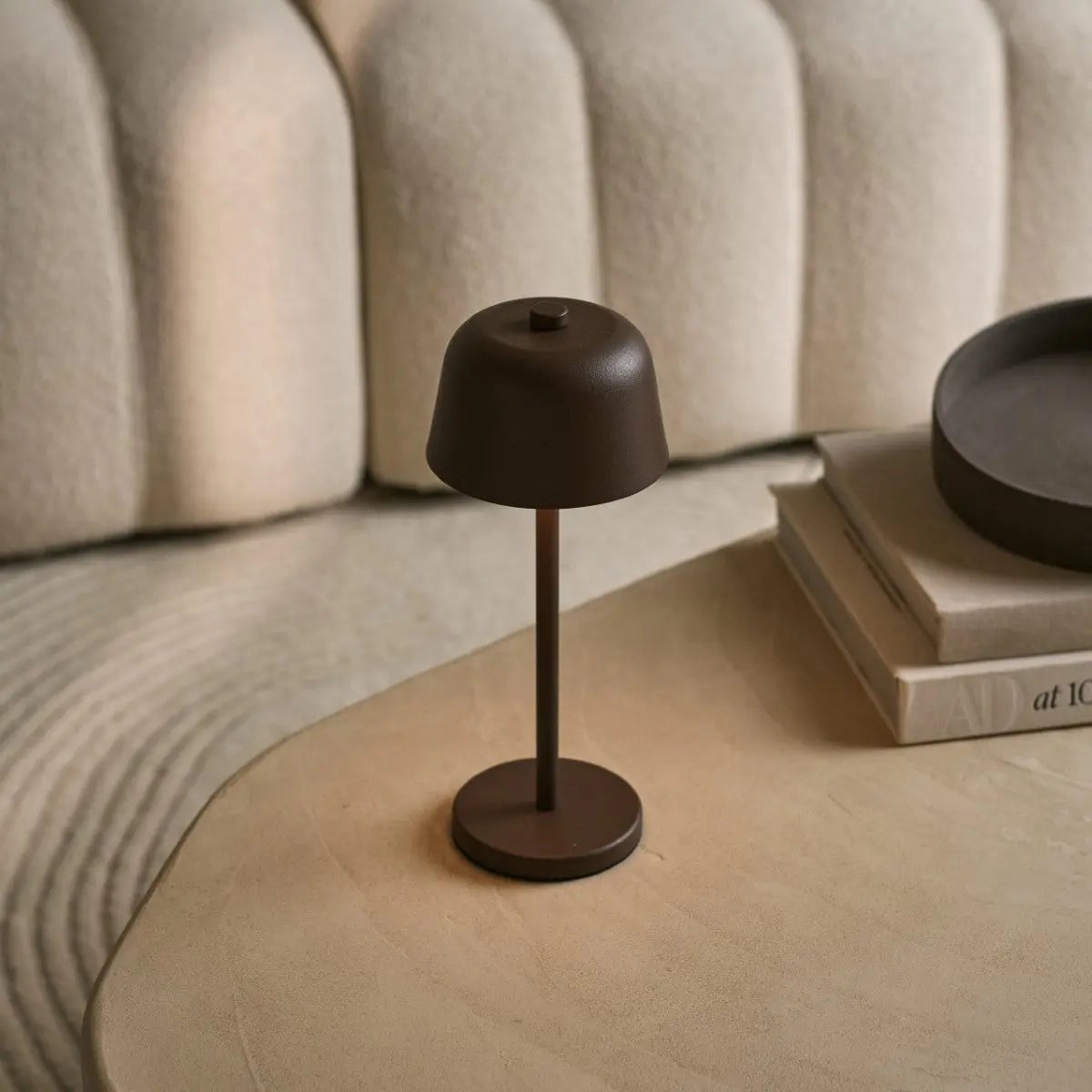 Lámpara de mesa recargable Anton Mocha Brown | Iluminación elegante e inalámbrica
