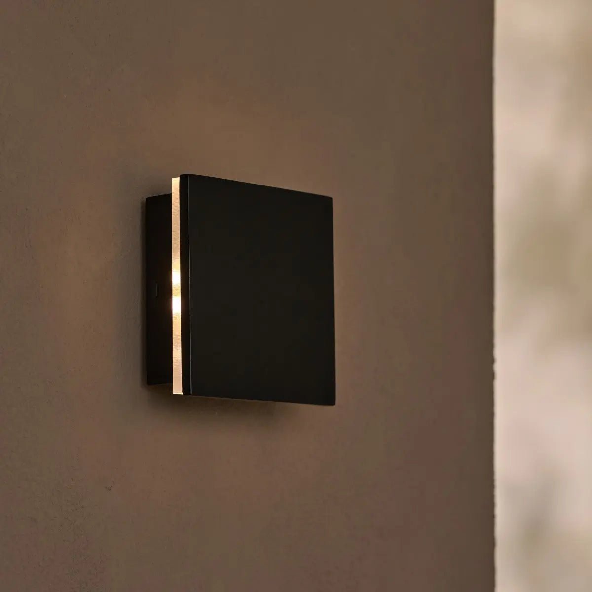 Lane Black Cordless Wall Light – Rechargeable & Dimmable Natural Wood Lamp