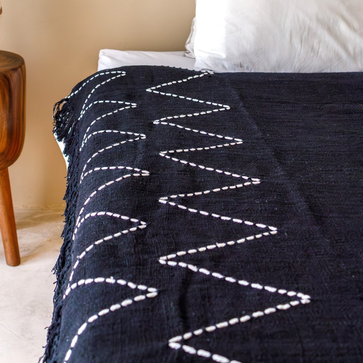 Black Throw Handwoven – Boho Bedspread – Fringes and Zigzag Pattern Plaid – Cosy Sofa Blanket – Cotton Throw 140x200 cm LINGGAH