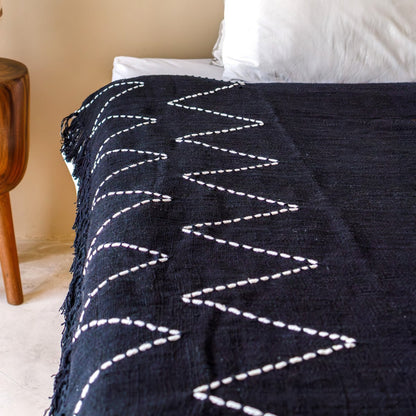 Black Throw Handwoven – Boho Bedspread – Fringes and Zigzag Pattern Plaid – Cosy Sofa Blanket – Cotton Throw 140x200 cm LINGGAH