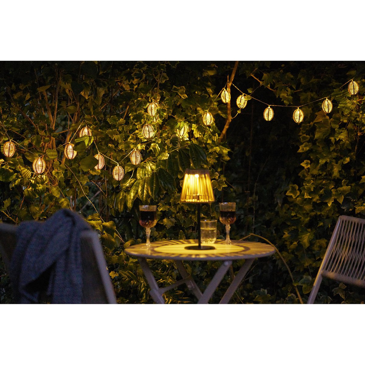Guirlande à ampoules LED Carlisle, polyrattan/métal, nature/noir