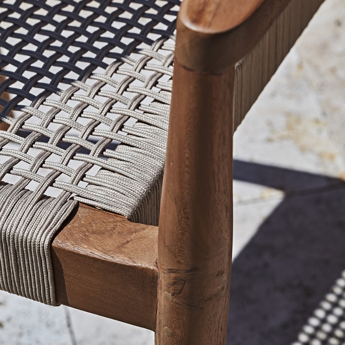 Chaise de jardin Freya avec repose-bras naturel - Teakhout foncé