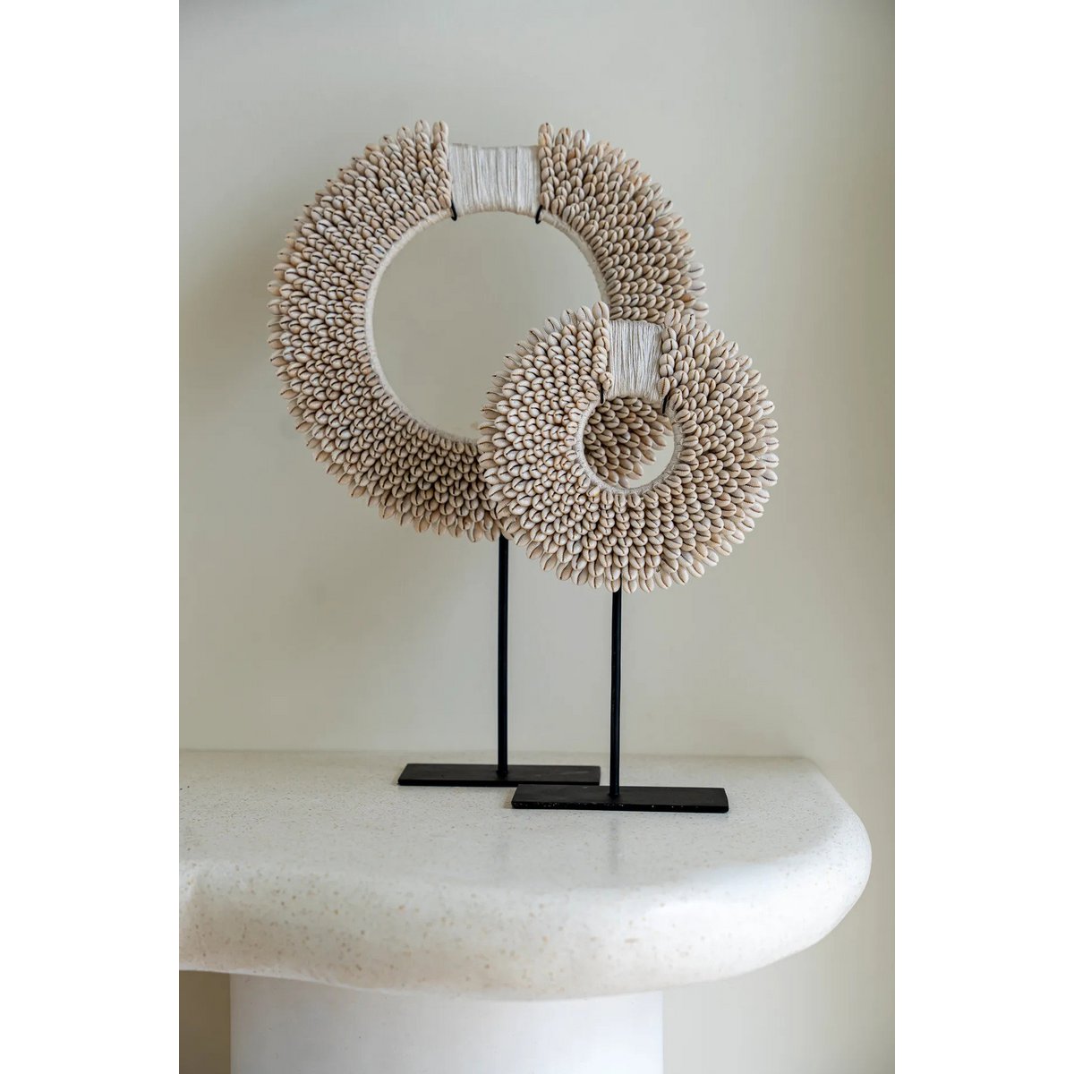 Shell Disc on Stand - White - M
