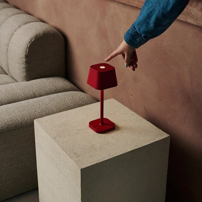 Lámpara de Mesa Recargable Ava Berry Red | Elegante, Inalámbrica y Regulable