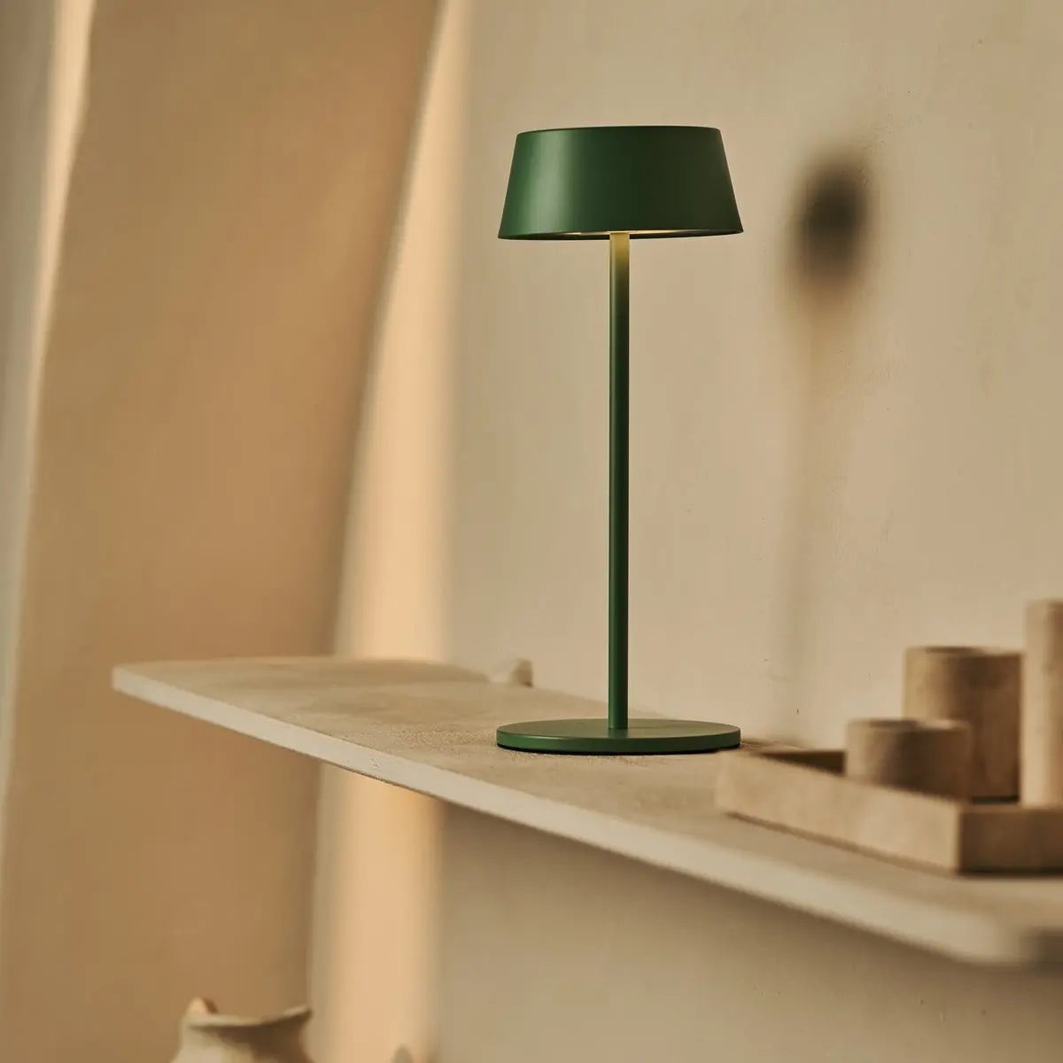 Lampe de table rechargeable Hugo vert sauge | Élégante, Dimmable & Sans fil