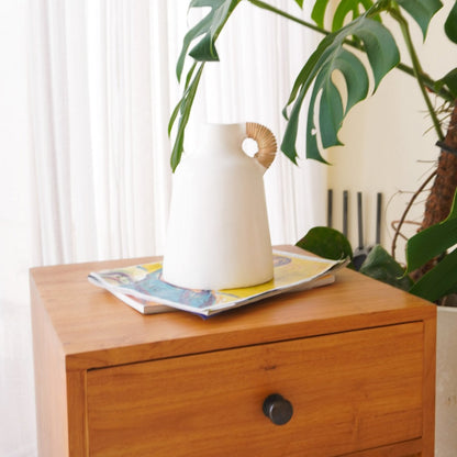 Vase Blanc Petit Vase Décoratif pour Fleurs Séchées ou Frais Main Moulé à la Main à partir d'Argile avec Poignée en Rattan SANA