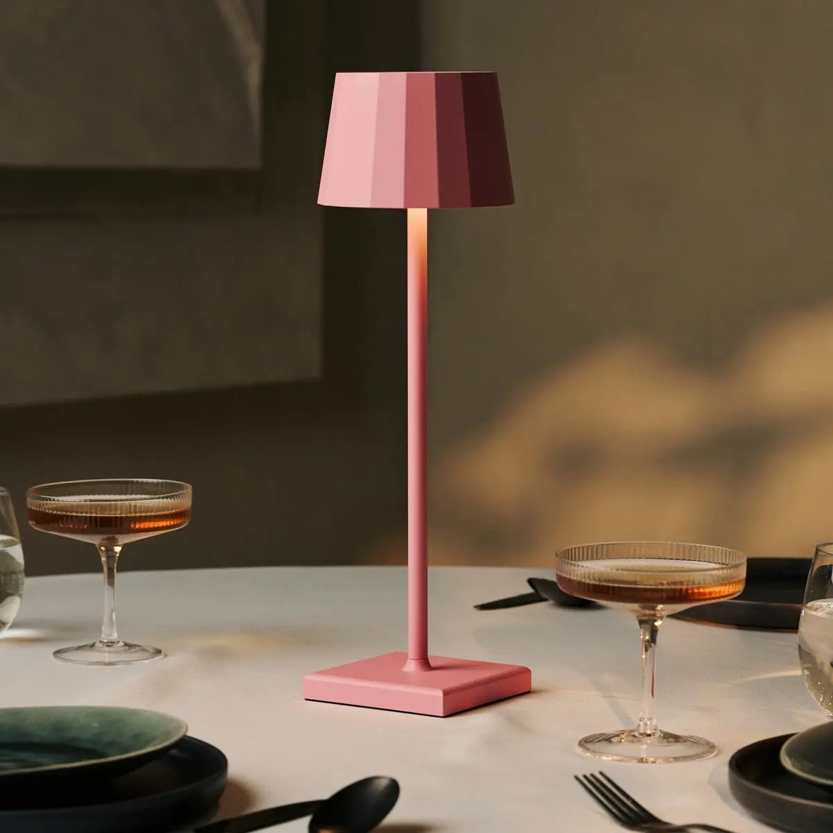 Combi Set Professional | 4 x Wouter Flamingo Pink Rechargeable Table Lamps & 1 x Amstel Charging Station