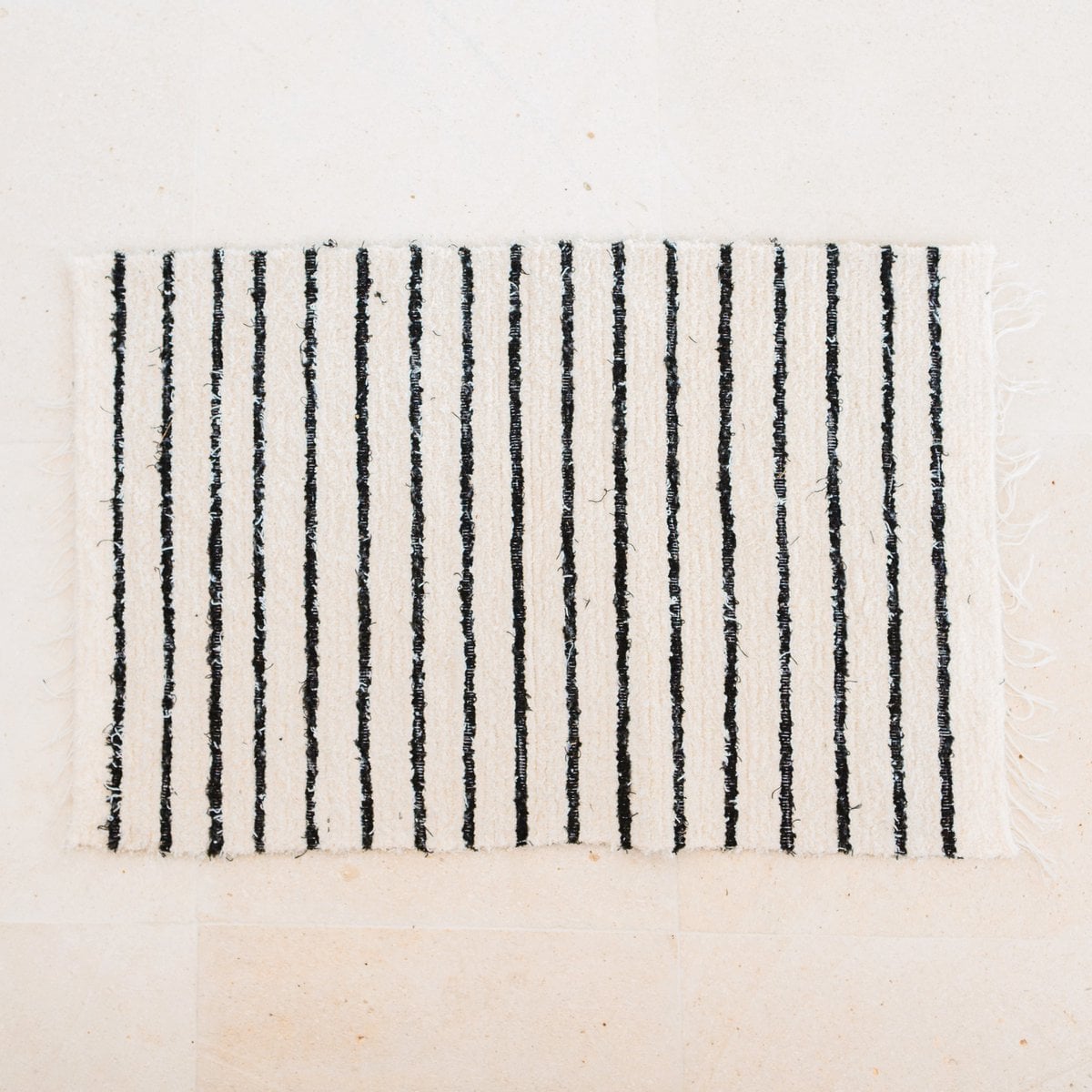 Alfombra pequeña de algodón – Alfombra alargada a rayas – Alfombra bohemia blanca y negra – Alfombrilla de cama suave – Alfombra rectangular tejida a mano 70x50 cm UNTUK