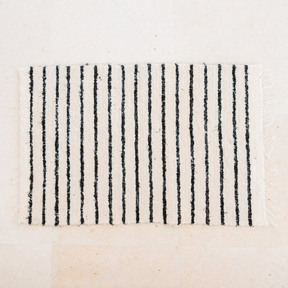 Alfombra pequeña de algodón – Alfombra alargada a rayas – Alfombra bohemia blanca y negra – Alfombrilla de cama suave – Alfombra rectangular tejida a mano 70x50 cm UNTUK