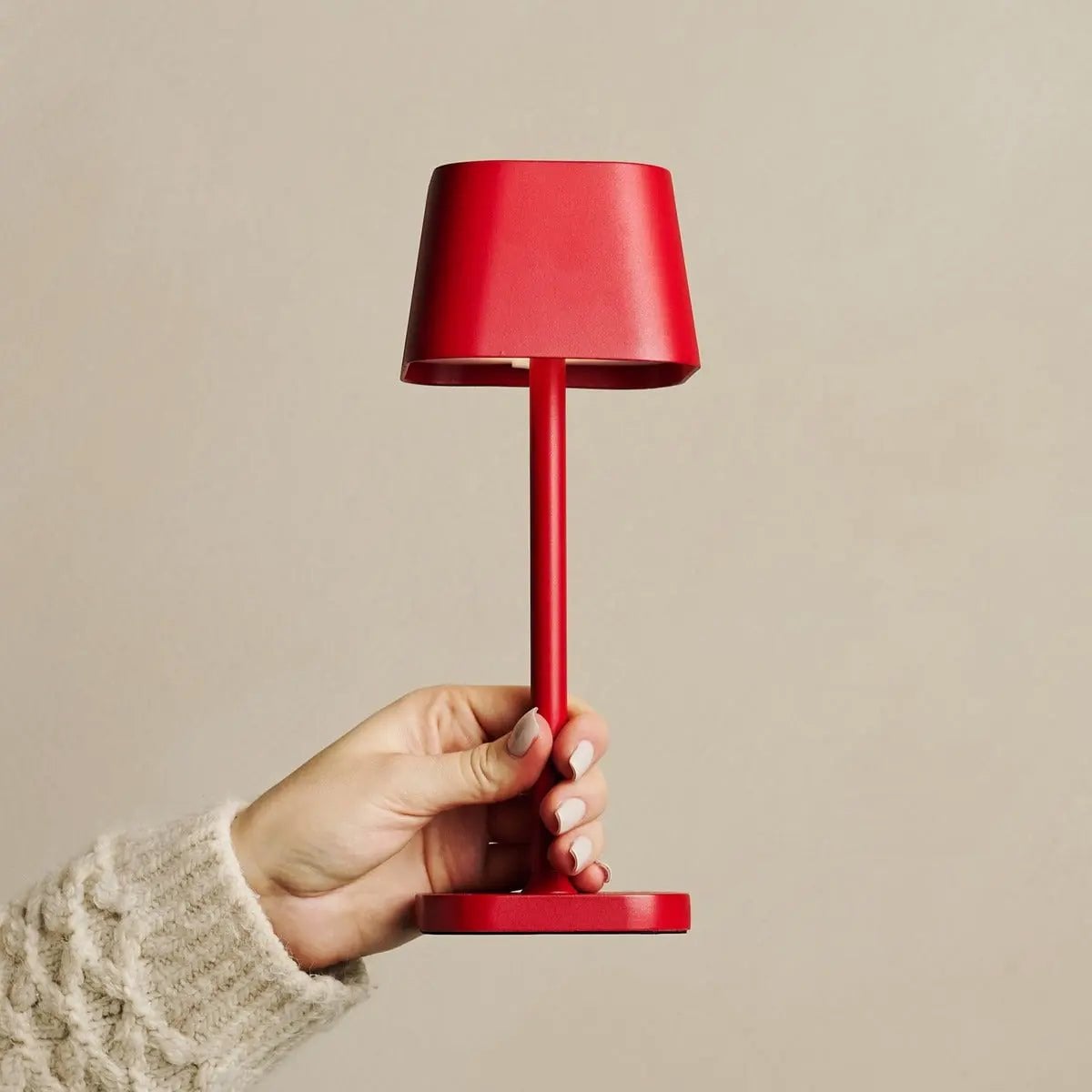 Lámpara de Mesa Recargable Ava Berry Red | Elegante, Inalámbrica y Regulable