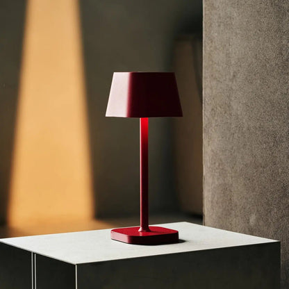 Lámpara de Mesa Recargable Ava Berry Red | Elegante, Inalámbrica y Regulable